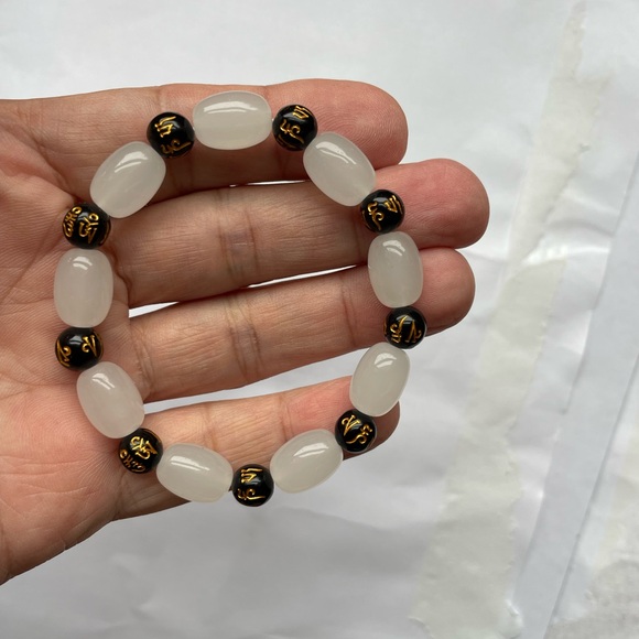 Elegant White and Black Beaded Bracelet - Picture 1 of 2